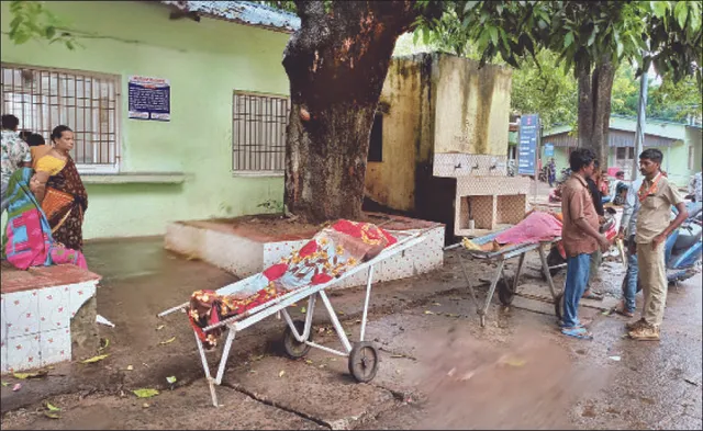 ଏସ୍‌ସିବିରେ ଅଭାବନୀୟ ଦୃଶ୍ୟ: ଗଛ ତଳେ ଷ୍ଟ୍ରେଚରରେ ପଡ଼ିରହି ବର୍ଷାରେ ଭିଜିଲା ଶବ