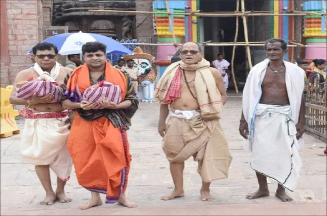 ଅଣସର ଘରେ ଶ୍ରୀବିଗ୍ରହଙ୍କ ଚକାବିଜେ: ଶ୍ରୀଅଙ୍ଗ ଲାଗି ପାଇଁ କବିରାଜଙ୍କ ଘରୁ ଗଲା ‘ଦଶମୂଳ’