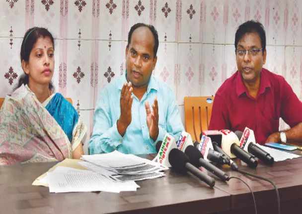 ଆୟୁଷଙ୍କୁ ନଖେଳାଇ ପାଣି ବୁହାଉଥିଲେ ପ୍ରଶିକ୍ଷକ