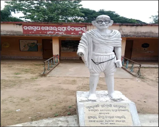 ବିଦ୍ୟାଳୟରେ ବରପୁତ୍ରଙ୍କୁ ଅସମ୍ମାନ: ଦଣ୍ଡାୟମାନ ମହାତ୍ମା ଗାନ୍ଧୀଙ୍କ ଭଙ୍ଗା ପ୍ରତିମୂର୍ତ୍ତି