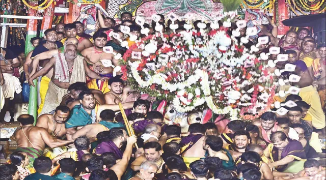 ବଡ଼ ଅଘଟଣ: ଚାରମାଳରେ ବଡ଼ଠାକୁରଙ୍କୁ ପକାଇଦେଲେ