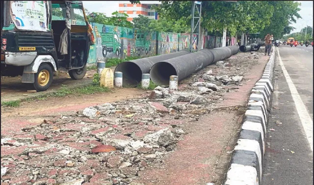 ଯନ୍ତ୍ରଣାର ରାସ୍ତା: ଫୁଟ୍‌ପାଥ୍‌ରେ ଚାଲିବାକୁ ବାଟ ନାହିଁ