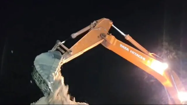 ବିପଦରେ ସିଦ୍ଧେଶ୍ବର ପୀଠ‌: ରାତିଅଧରେ ବାଲି ଉତ୍ତୋଳନ, ଘେରିଲେ ଗ୍ରାମବାସୀ