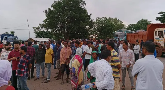 ରାଜାମୁଣ୍ଡା ବାଇପାସ୍‌ ଛକରେ ୩ ଶ୍ରମିକ ମୃତ: କ୍ଷତିପୂରଣ ଦାବିରେ ମୃତକଙ୍କ ପରିବାର ପକ୍ଷରୁ ରାସ୍ତାରୋକ