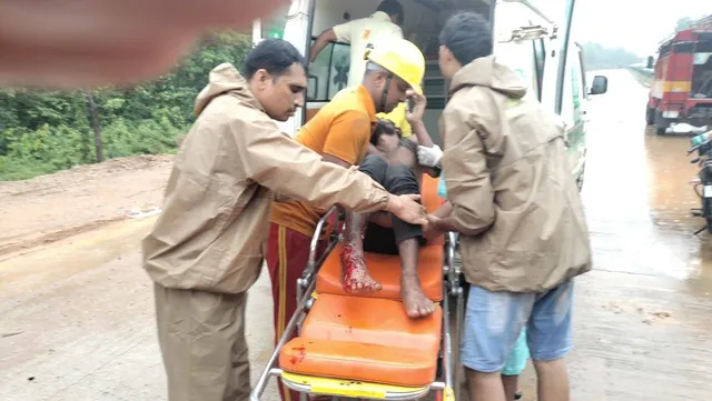 ରାସ୍ତାକଡ଼ରେ ଠିଆ ହୋଇଥିବା ଟ୍ରକକୁ ଧକ୍କା ଦେଲା ଟ୍ରକ୍, ଚାପି ହୋଇଗଲେ ହେଲପର୍