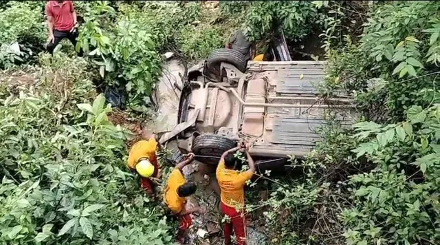 ୨୦ ଫୁଟ ତଳକୁ ଖସିଲା କାର୍: ଜଣେ ମୃତ, ୩ ଗୁରୁତର