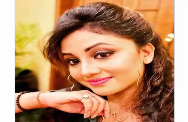 ଅଭିନେତ୍ରୀ ରିୟାଙ୍କ ବିରୋଧରେ ମାମଲା: ବିୟର୍‌ ବୋତଲରେ ପିଟିଥିଲେ