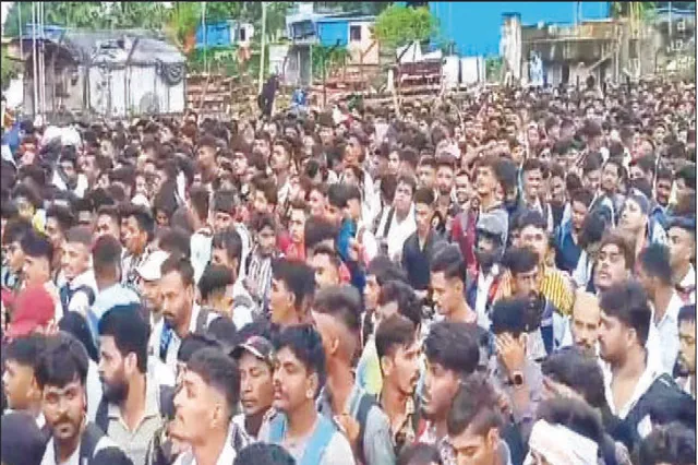 ୨୧୦୦ ବିମାନବନ୍ଦର ଚାକିରି ପାଇଁ ୨୫୦୦୦ ଆଶାୟୀ: ମୁମ୍ବାଇରେ ଦଳାଚକଟା ଭଳି ସ୍ଥିତି