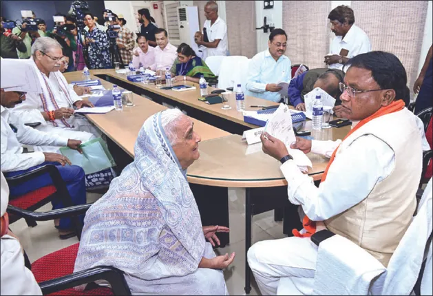 ଅଭିଯୋଗ ଶୁଣିଲେ, ସମାଧାନ ପାଇଁ ନିର୍ଦ୍ଦେଶ ଦେଲେ ମୁଖ୍ୟମନ୍ତ୍ରୀ