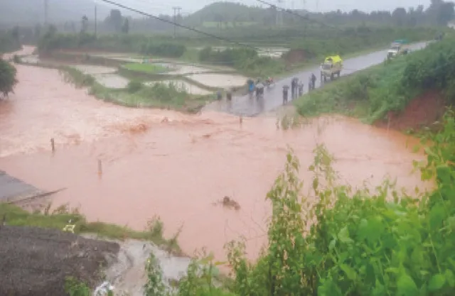 ବଙ୍ଗଳାଗୁଡ଼ା ଅସ୍ଥାୟୀପୋଲ ଉପରେ ୪ ଫୁଟ ପାଣି: କୋରାପୁଟ-ରାୟଗଡ଼ା ଯାତାୟାତ ପ୍ରଭାବିତ