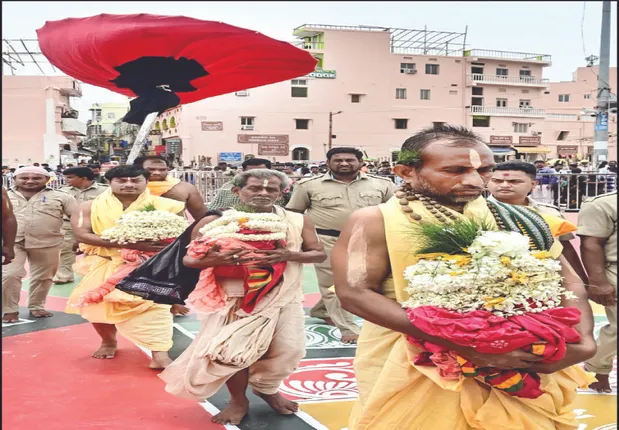 ଶ୍ରୀଅଙ୍ଗ ବଜ୍ର ପାଇଁ ଶ୍ରୀମନ୍ଦିରକୁ ଖଳି ବିଜେ: ତିନି ମାଟି ହାଣ୍ଡିରେ ଶୁଦ୍ଧ ସୁଆରଙ୍କ ଘରୁ ଶ୍ରୀମନ୍ଦିର ଗଲା ଖଳି