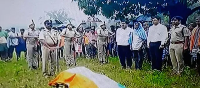 ଗାଁ ଶ୍ମଶାନରେ କମଳା ପୂଜାରୀଙ୍କ ପାର୍ଥିବ ଶରୀରକୁ ଗାର୍ଡ ଅଫ୍ ଅନର