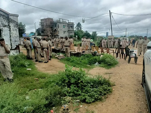 ଘଟଗାଁ ସାନ୍ତରାପୁର ଗ୍ରାମରେ ବନ ବିଭାଗର ବଡ଼ ଧରଣର ଚଢ଼ଉ‌: ୭ ଟ୍ରିପରୁ ଉର୍ଦ୍ଧ୍ବ କାଠ ଜବତ