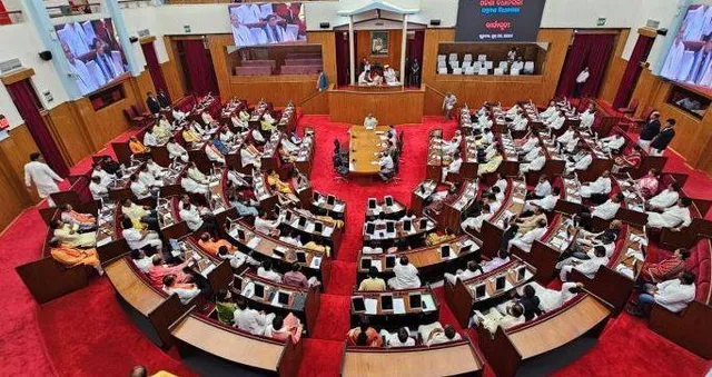 ଚିକିଟି ମଦ ମୃତ୍ୟୁ ପ୍ରସଙ୍ଗ ନେଇ ବିଧାନସଭାରେ ହଟ୍ଟଗୋଳ: ସାଢ଼େ ୧୧ ଯାଏଁ ଗୃହ ମୁଲତବୀ