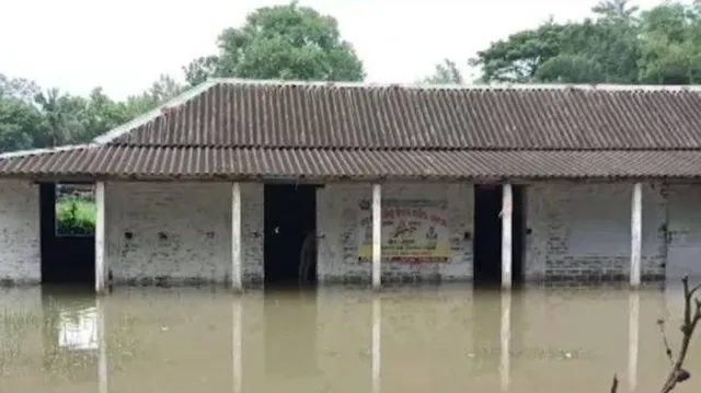 ଜଳେଶ୍ୱର ଅଞ୍ଚଳରେ ବନ୍ୟା ପରିସ୍ଥିତି: ଲୋକେ ଶୋଇଥିବା ବେଳେ ଘରେ ରାତିଅଧରେ ବର୍ଷାପାଣି