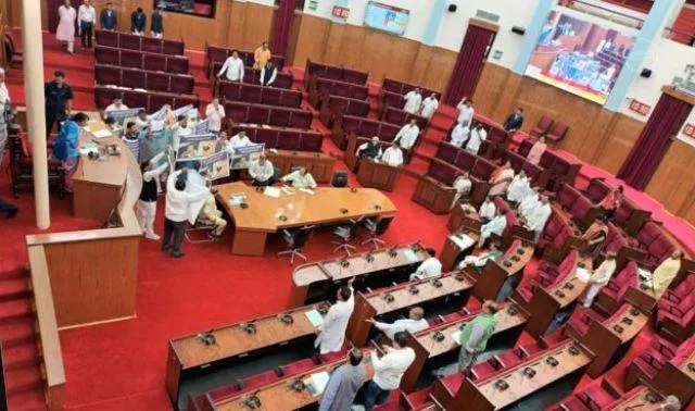 ଇଡି-ଚିକିଟି ମଦ ମୃତ୍ୟୁ ପ୍ରସଙ୍ଗ ନେଇ ବିଧାନସଭା ଅଚଳ: ଅପରାହ୍ନ ୪ଟା ଯାଏଁ ଗୃହ ମୁଲତବୀ