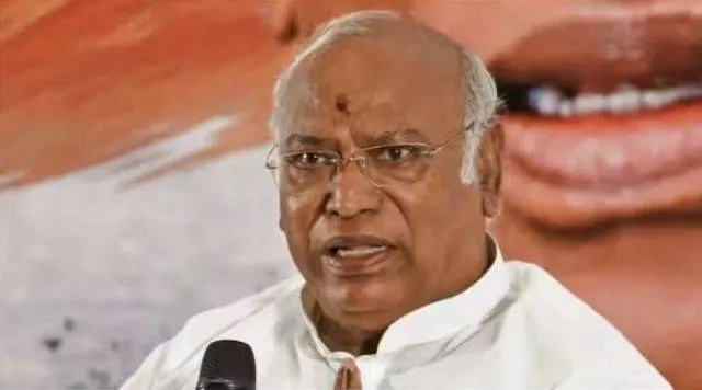 ସ୍ୱାଧୀନତା ଦିବସରେ କେନ୍ଦ୍ରକୁ ଘେରିଲେ ମଲ୍ଲିକାର୍ଜୁନ ଖଡ୍‌ଗେ, ସାମ୍ବିଧାନିକ ଅନୁଷ୍ଠାନଗୁଡିକ ସରକାରଙ୍କ ଦ୍ୱାରା କାଠକଣ୍ଢେଇ ପାଲଟିଛନ୍ତି