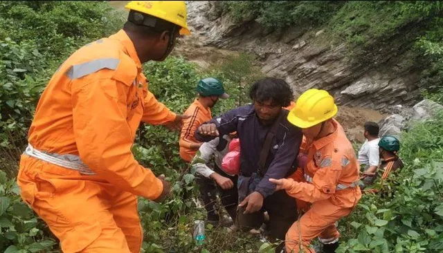 ଭଗବାନ ପୁଣି କଲେ ଚମତ୍କାର! ୨୦ ଘଣ୍ଟା ପରେ ମାଟିତଳୁ ଜୀବନ୍ତ ବାହାରିଲେ ଯୁବକ