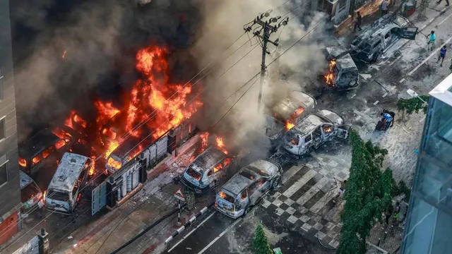 ବାଂଲାଦେଶ ନିଆଁ: ଜୀବନ ବଞ୍ଚାଇବାକୁ ହୋଟେଲର ଚତୁର୍ଥ ମହଲାରୁ ଡେଇଁପଡ଼ିଲେ ଦୁଇ ଭାରତୀୟ