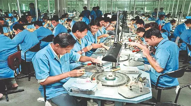 ୫୦ ହଜାର ଶ୍ରମିକଙ୍କୁ ୧୦ ଦିନ ଛୁଟିରେ ପଠାଇଲେ ହୀରା ବ୍ୟବସାୟୀ, ଜାଣନ୍ତୁ ଏହାର କାରଣ...