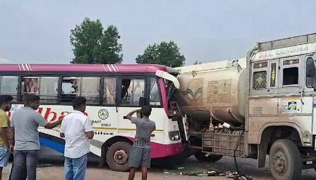 ଯାତ୍ରୀବାହୀ ବସ୍ ତେଲ ଟ୍ୟାଙ୍କରକୁ ଧକ୍କା ଦେଲା: ୧୦ ଯାତ୍ରୀ ଆହତ, ୨ ଗୁରୁତର