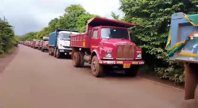 ଚତୁର୍ଥ ଦିନରେ ରାସ୍ତାରୋକ : ଯାତ୍ରୀବାହୀ ଗାଡ଼ିକୁ ବି ଛାଡ଼ିଲେନି