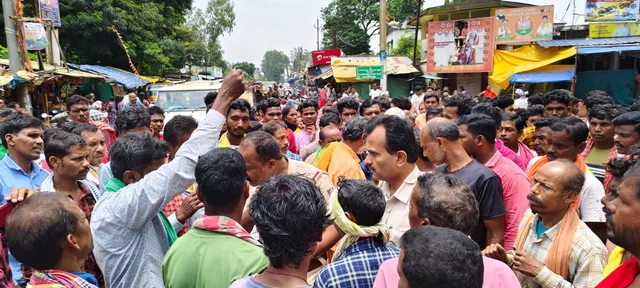 ସାର ପାଇଁ ରାସ୍ତାରୋକ ସହ ଝରିଗାଁ ଲେମ୍ପସ ଘେରିଲେ ଚାଷୀ