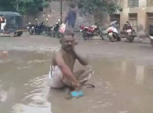 ରାସ୍ତାରେ ଜମି ଥିବା ନାଳପାଣିରେ ଗାଧୋଇଲେ ସିପିଆଇ ନେତା,ଭିଡ଼ିଓ ଭାଇରାଲ...