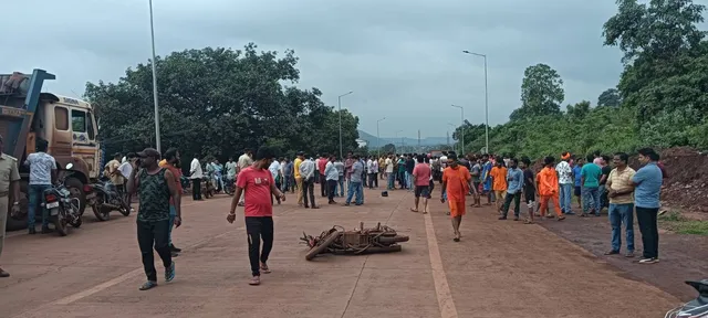 ସ୍କୁଲ୍ ଯିବା ବେଳେ ବାଇକକୁ ଚାପିଦେଲା ଟ୍ରକ୍: ଚାଲିଗଲା ତିନିଜଣଙ୍କ ଜୀବନ