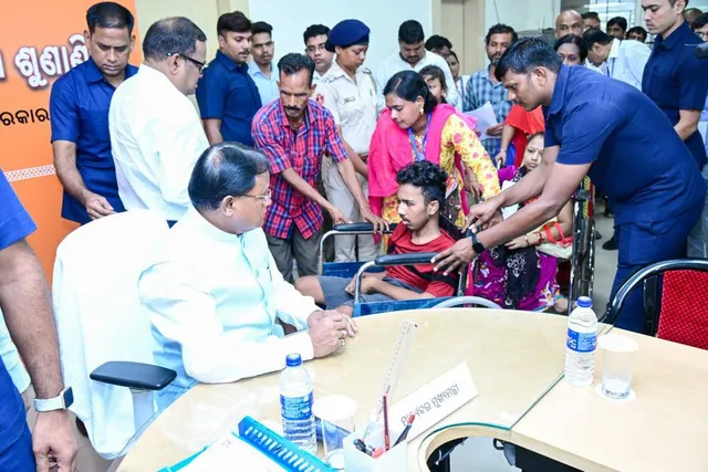 ‘ଲୋକଙ୍କ ମୁଖ୍ୟମନ୍ତ୍ରୀ’ ଶୁଣିଲେ ଲୋକଙ୍କ ଦୁଃଖ: ଶୀଘ୍ର ଫଇସଲା ପାଇଁ ଅଧିକାରୀମାନଙ୍କୁ ଦେଲେ ନିର୍ଦ୍ଦେଶ