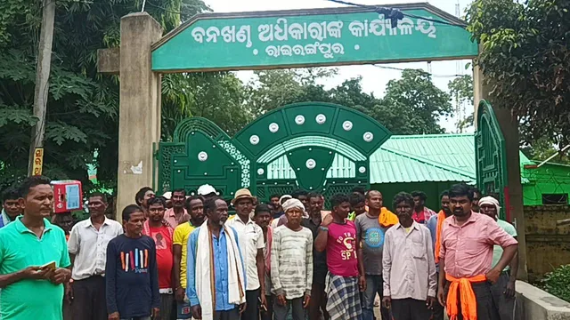 ବନ କର୍ମଚାରୀଙ୍କ ଜଙ୍ଗଲ ଜମି ଜବରଦଖଲ କରିଥିବା ଅଭିଯୋଗ