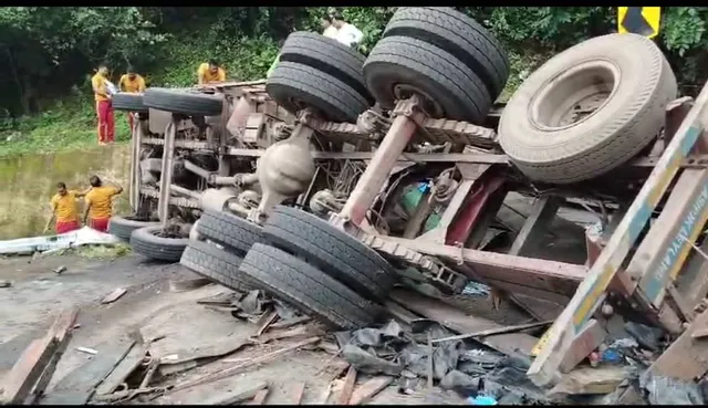 କଳିଙ୍ଗାଘାଟିରେ ଲୁହାଚଦର ବୋଝେଇ ଟ୍ରକ୍‌ ଦୁର୍ଘଟଣାଗ୍ରସ୍ତ: ହେଲ୍‌ପର ମୃତ, ଚାଳକ ଗୁରୁତର