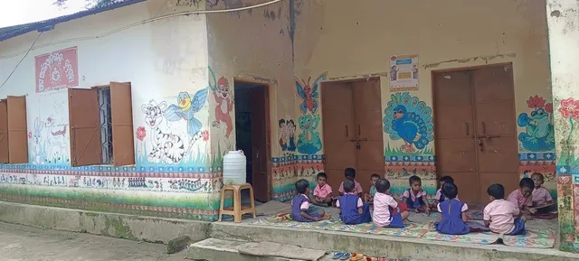 ବର୍ଷାରେ ବେହାଲ ଅଙ୍ଗନବାଡି କେନ୍ଦ୍ର: ବାରଣ୍ଡାରେ ପାଠ ପଢୁଛନ୍ତି କୁନିକୁନି ଶିଶୁ