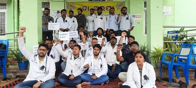 ଡାକ୍ତରି ଛାତ୍ରୀଙ୍କୁ ଦୁଷ୍କର୍ମ ଓ ହତ୍ୟା ଘଟଣା: ଓମସା ପକ୍ଷରୁ ଶାନ୍ତିପୂର୍ଣ୍ଣ ଆନ୍ଦୋଳନ ଓ ମହମବତୀ ଶୋଭାଯାତ୍ରା