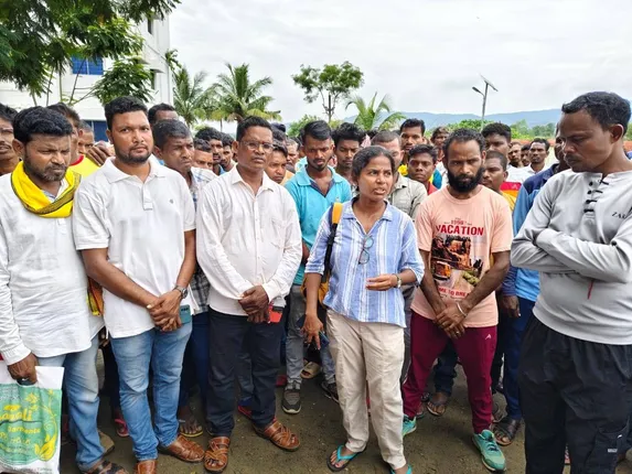 ଗୋଷ୍ଠୀ ଜଂଗଲ ସମ୍ବଳ ଅଧିକାରର ସ୍ବୀକୃତି ପ୍ରଦାନ ଦାବି: ଜିଲ୍ଲାପାଳ କାର୍ଯ୍ୟାଳୟ ଘେରିଲେ ଆଦିବାସୀ, ୧୧୧ ସରପଞ୍ଚ