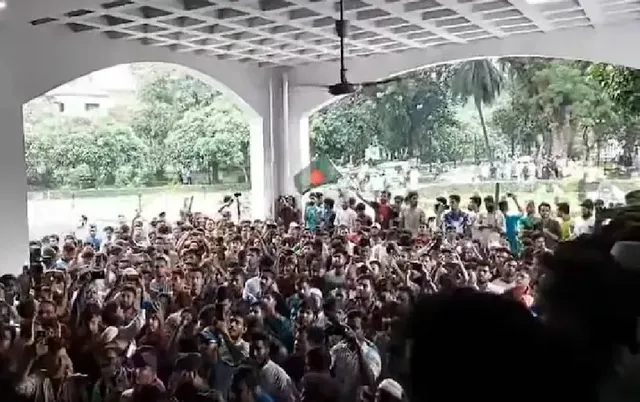 ବିକ୍ଷୋଭକାରୀମାନେ କୋର୍ଟ ଘେରାଉ କରିବା ପରେ ଇସ୍ତଫା ଦେବାକୁ କହିଲେ ବଂଲାଦେଶର ପ୍ରଧାନ ବିଚାରପତି