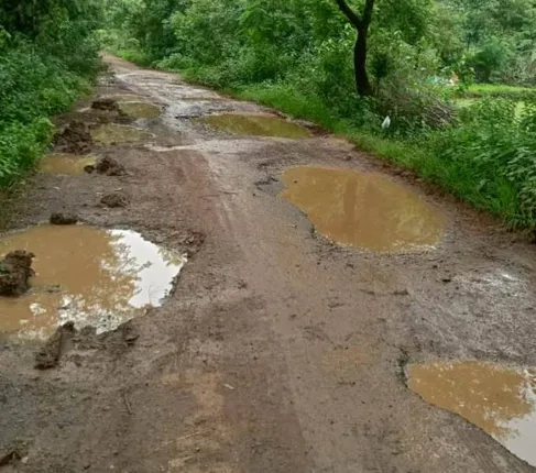 ଭାଟୁଣିଆଁ-ପଦ୍ମପୁର ରାସ୍ତା ସାରା ଖାଲ