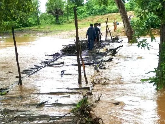 ହନୁମନ୍ତିଆ ନାଳର କାଠପୋଲ ଉପରେ ପାଣି