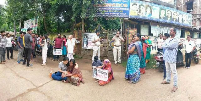 ଛାତ୍ର ଆତ୍ମହତ୍ୟା ଘଟଣା, କଲେଜ ସମ୍ମୁଖରେ ଧାରଣା ଦେଲେ ପରିବାର