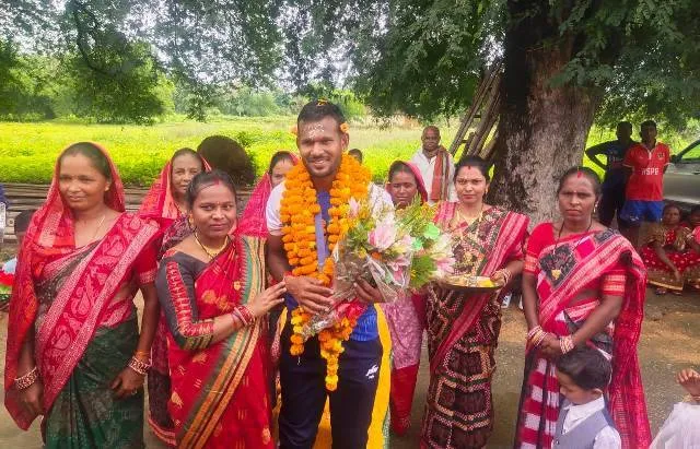 ଗାଁ ମାଟିରେ ପହଞ୍ଚିଲେ ଅମିତ ରୋହିଦାସ