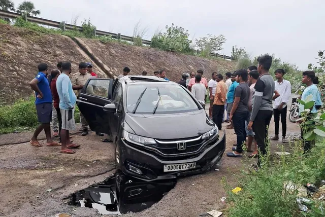 ୫୦ ଫୁଟ୍ ତଳକୁ ଖସିଲା କାର୍‌ : ଅଳ୍ପକେ ବର୍ତ୍ତିଲେ ମହିଳା ଡାକ୍ତର