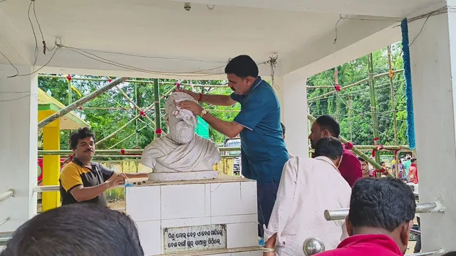 ମହାପୁରୁଷଙ୍କ ପ୍ରତିମୂର୍ତ୍ତି ସଫା କଲେ ବିଦ୍ୟାଳୟ ଓ ଗଣଶିକ୍ଷା ମନ୍ତ୍ରୀ ନିତ୍ୟାନନ୍ଦ ଗଣ୍ଡ