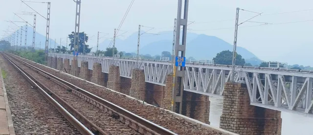 ପ୍ରେମ ବିବାହକୁ ସ୍ବୀକାର କଲେନି ପରିବାର ‌ଲୋକେ! ରେଳଧାରଣାକୁ ଡେଇଁଲେ ପ୍ରେମୀଯୁଗଳ