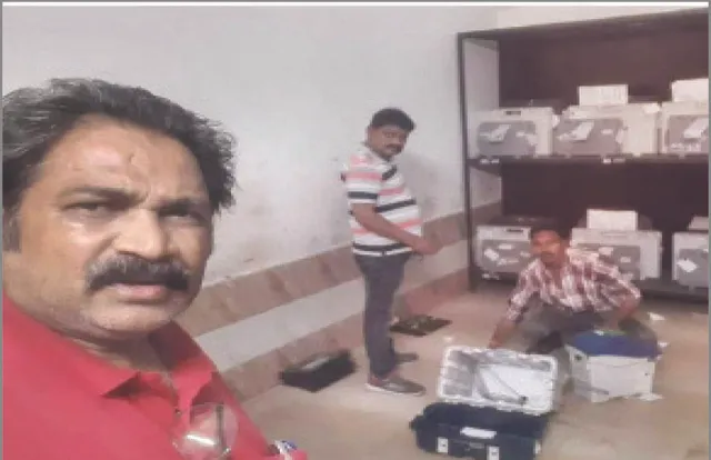 ଇଭିଏମ୍‌ ସମ୍ମୁଖରେ ସେଲ୍‌ଫି ନେବା ମହଙ୍ଗା ପଡ଼ିଲା: ନିୟନ୍ତ୍ରିତ ବଜାର କମିଟି କନିଷ୍ଠ ଆକାଉଣ୍ଟାଣ୍ଟ ନିଲମ୍ବିତ