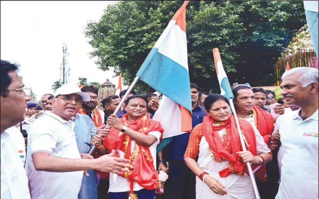 ଘରେ ଘରେ ତ୍ରିରଙ୍ଗା ଅଭିଯାନରେ ସାମିଲ ହେଲେ ମୁଖ୍ୟମନ୍ତ୍ରୀ: ଲିଙ୍ଗରାଜ ମନ୍ଦିରଠାରୁ ମୁକ୍ତେଶ୍ୱର ମନ୍ଦିର ପର୍ଯ୍ୟନ୍ତ ପଦଯାତ୍ରା