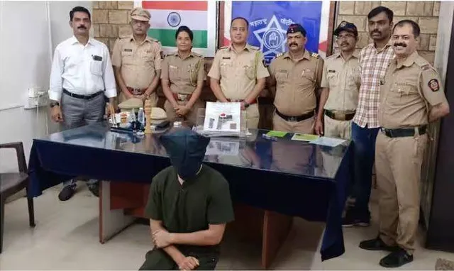 ଷ୍ଟେସନରେ ପିସ୍ତଲ ଧରି ବୁଲୁଥିବାବେଳେ ଜଣେ ମଡେଲଙ୍କୁ ଧରିଲା ପୁଲିସ