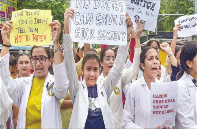 ଭୀଷଣ ରୂପ ନେଉଛି ଡାକ୍ତରଙ୍କୁ ଦୁଷ୍କର୍ମ, ହତ୍ୟା ଘଟଣା: ଧର୍ମଘଟରେ ଡାକ୍ତର, ସ୍ବାସ୍ଥ୍ୟସେବା ଠପ୍‌