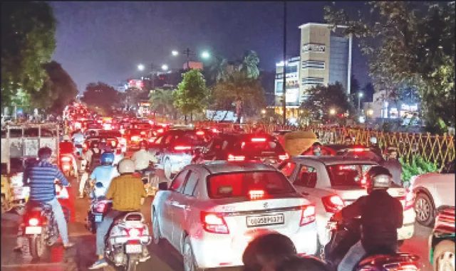 ଜାମ୍‌ ହେଲେ ଟ୍ରାଫିକ ପୁଲିସ ହାତଟେକି ବସି ଯାଉଛନ୍ତି: ବେଆଇନ ପାର୍କିଂ ଓ ନିର୍ମାଣ ପାଇଁ ଲୋକ ହନ୍ତସନ୍ତ