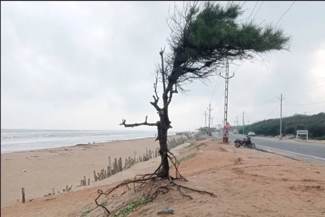 ବେଳାମାର୍ଗକୁ ବଢ଼ୁଛି ବିପଦ: ଜୁଆର ମାଡ଼ରେ ଅତଡ଼ା ଧସୁଛି