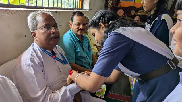 ପରସ୍ପର ପରସ୍ପରକୁ ରାଖୀ ବାନ୍ଧି ନିଶା ମୁକ୍ତ ସମାଜ ଗଠନ କରିବାକୁ ଶପଥ ନେଲେ ଛାତ୍ରଛାତ୍ରୀ 